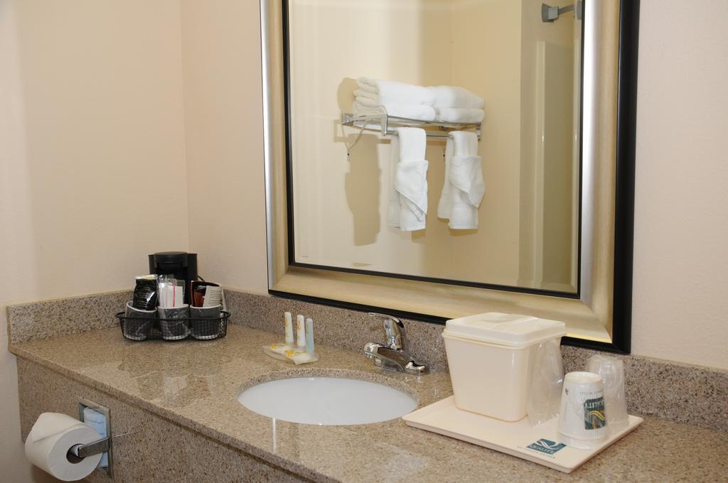 Quality Inn Huntersville Near Lake Norman Ngoại thất bức ảnh
