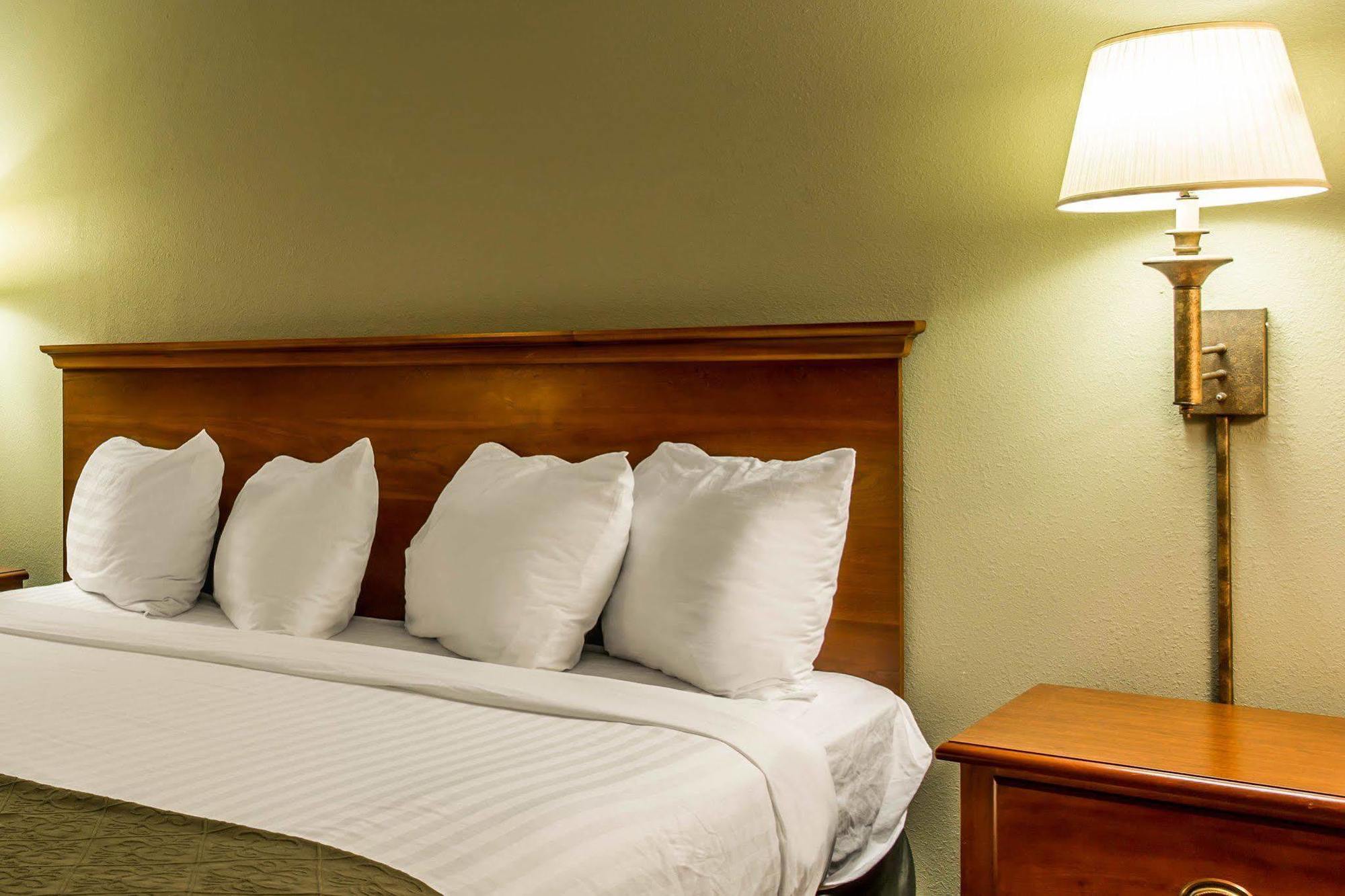 Quality Inn Huntersville Near Lake Norman Ngoại thất bức ảnh